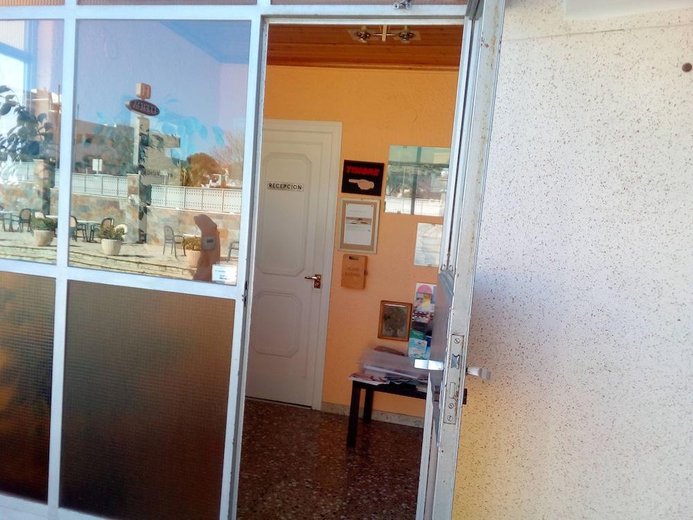 Hostal Lleida Calafell Exteriör bild