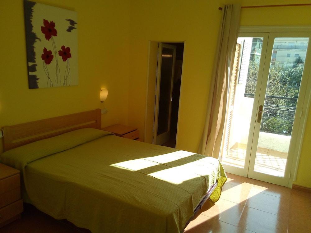 Hostal Lleida Calafell Exteriör bild