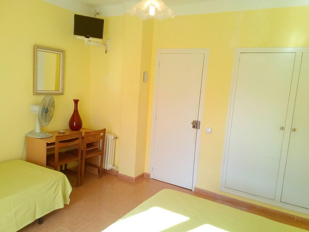 Hostal Lleida Calafell Exteriör bild