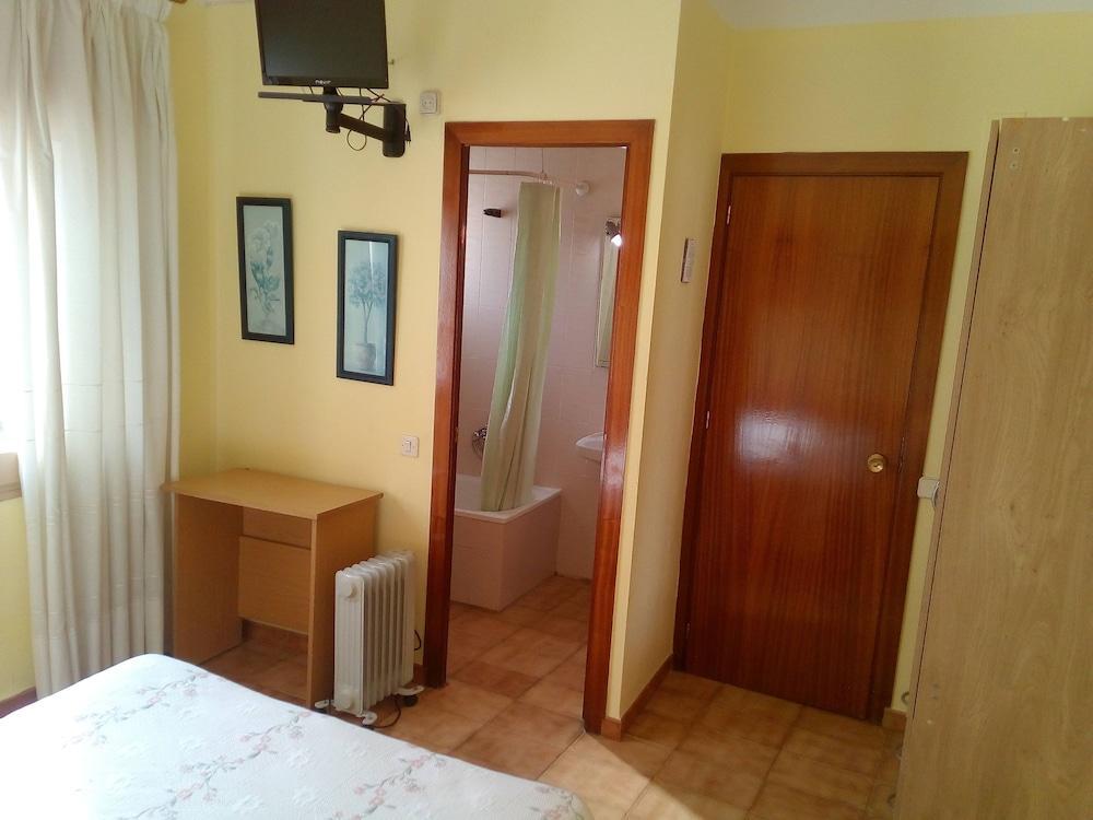 Hostal Lleida Calafell Exteriör bild